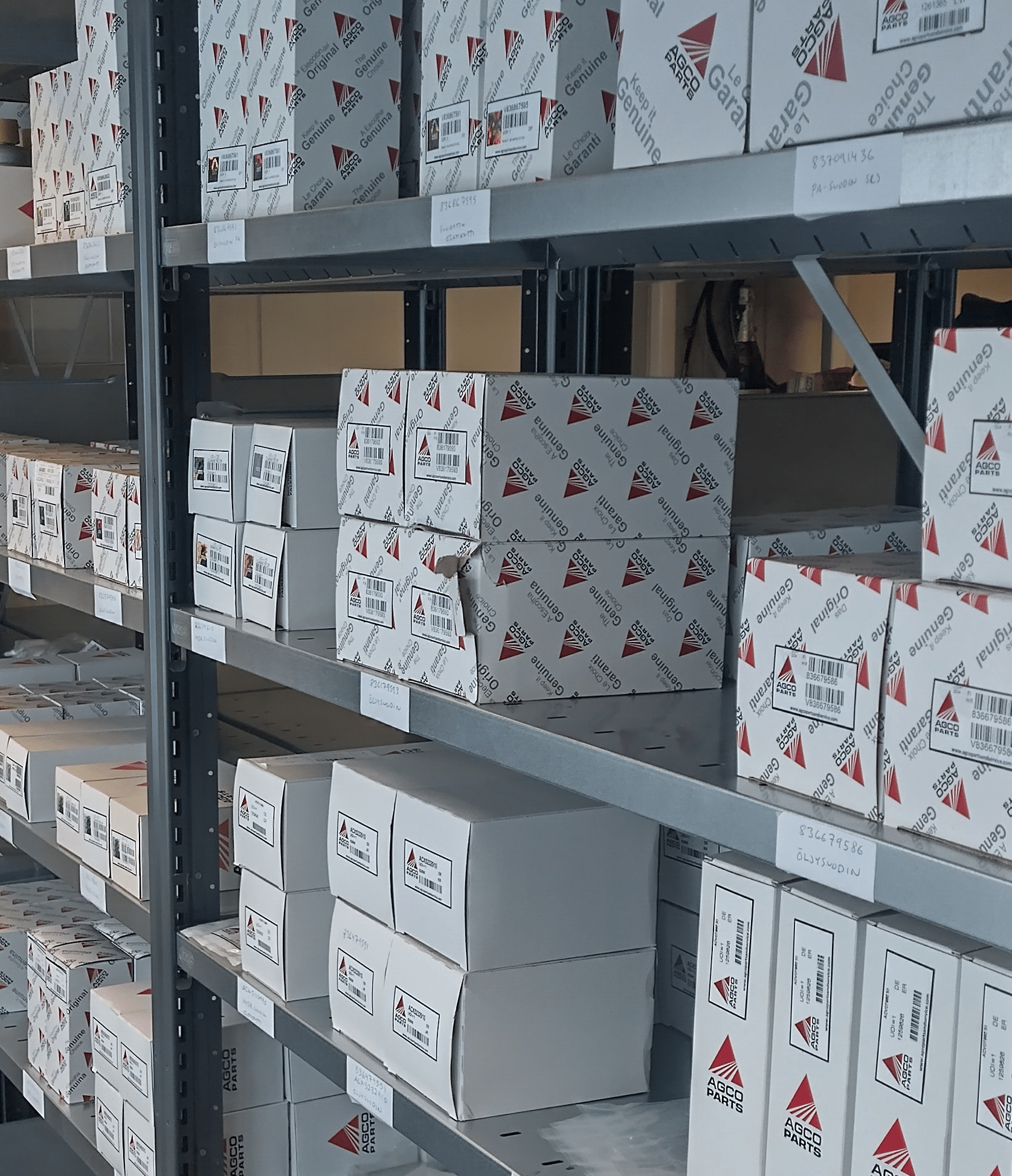 KKP-Tuotanto-Oy-Kuusamo-Agco-alkuperaiset-varaosat-Valtra-traktoreihin-huollon-varaosahyllyssa Agcon alkuperaiset varaosat Valtra-traktoreihin huollon varaosahyllyssa.